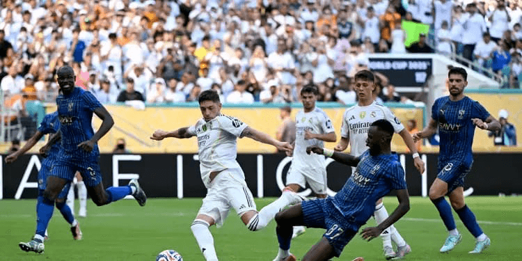 الهلال يطير بتمبكتي للقاء باتشوكا وإصابتكادت تُطيح بحلم المونديال